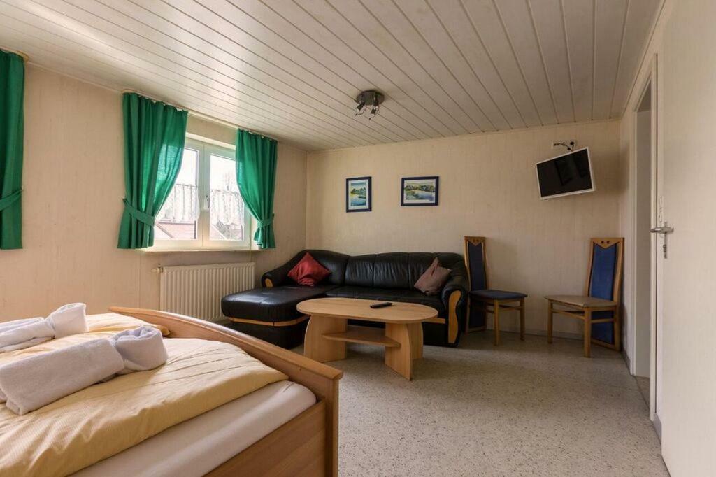 Pension Goldene Mitte Groß-Zimmern エクステリア 写真