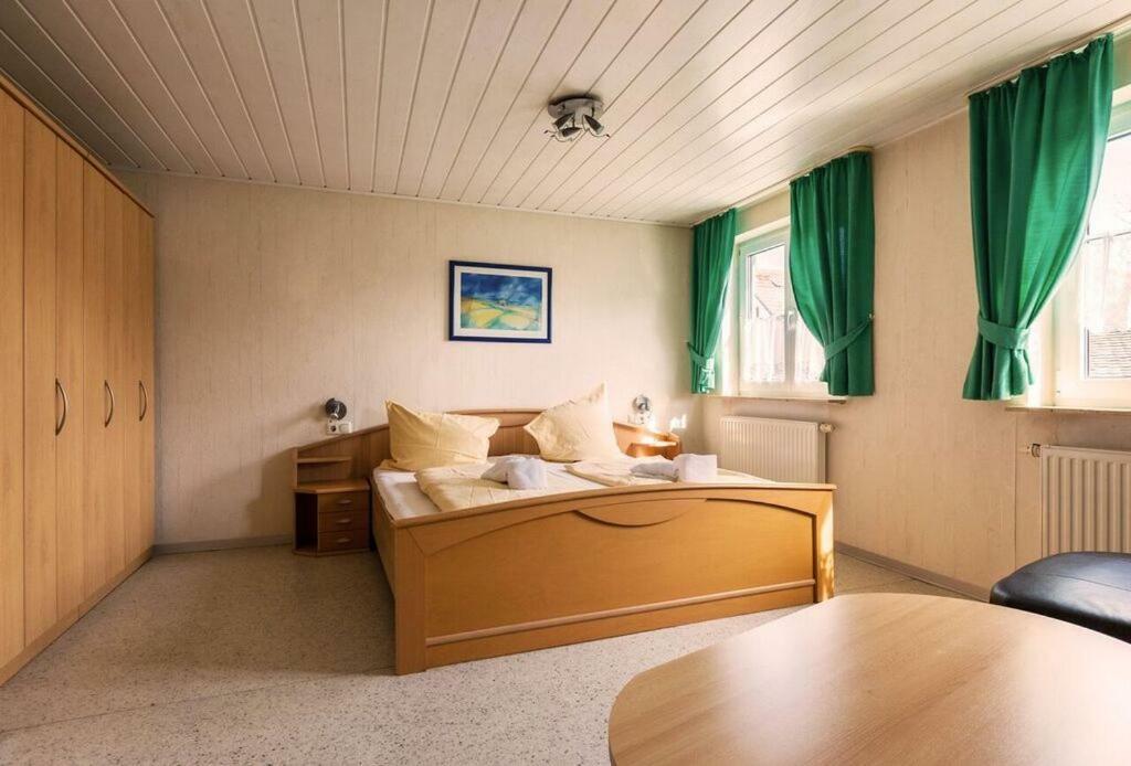Pension Goldene Mitte Groß-Zimmern エクステリア 写真