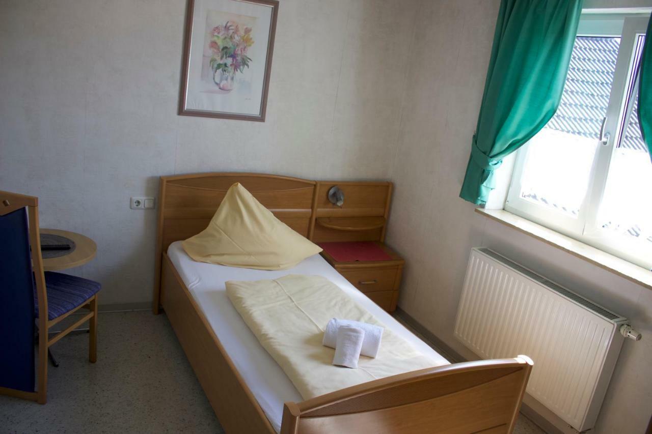 Pension Goldene Mitte Groß-Zimmern エクステリア 写真