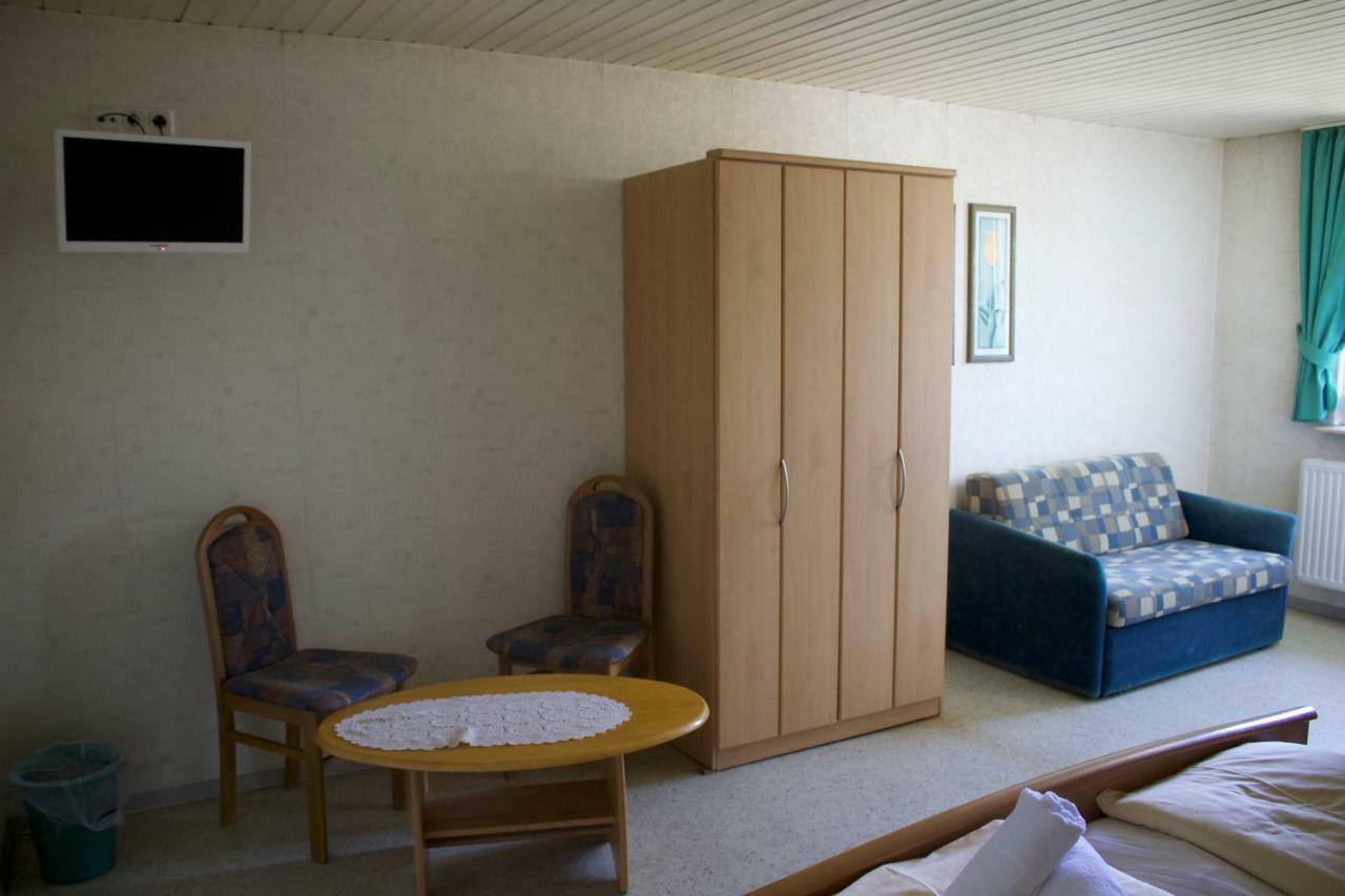 Pension Goldene Mitte Groß-Zimmern エクステリア 写真